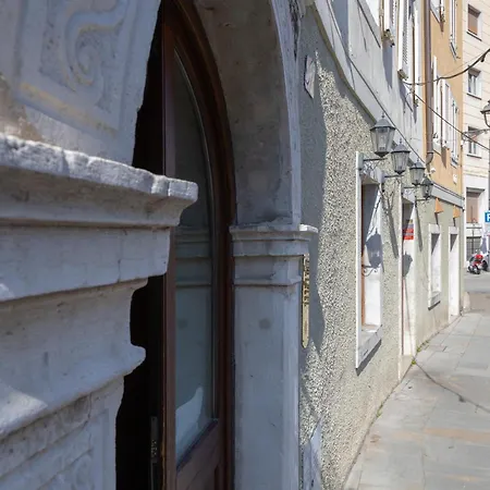 Calvino, In Piazza Unità Con Parcheggio *